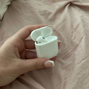 1st generation Apple Airpods (with only the left ear)